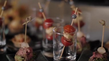 Atıştırmalıklar açık büfe düğün ziyafeti sunar.