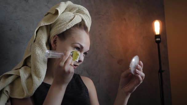 Una giovane donna ottiene crema di bellezza maschera bianca di panna acida con — Video Stock