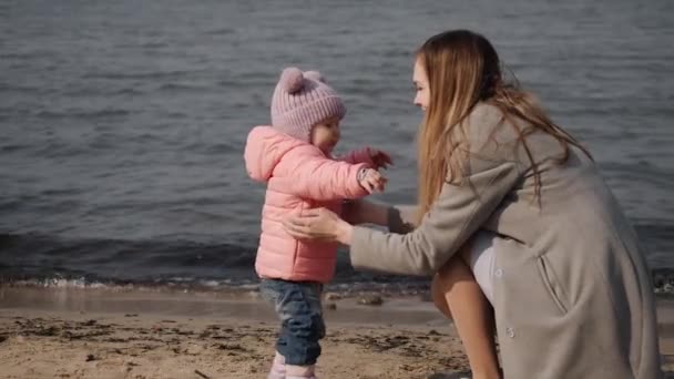 Eerste stappen klein meisje naar zijn moeder te zien — Stockvideo