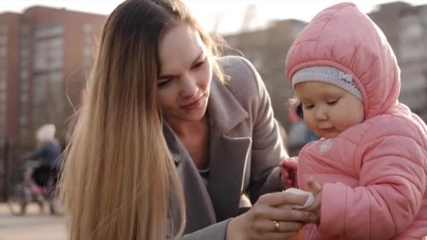 Eine junge Mutter wischt sich die Hände von ihren Feuchttüchern — Stockvideo