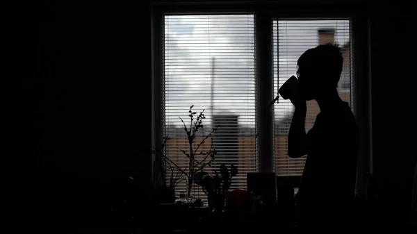 Jonge man die koffie drinkt op de hoek van het achterlicht — Stockfoto