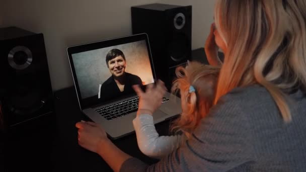 Une femme avec un enfant parle via un lien vidéo avec des parents — Video