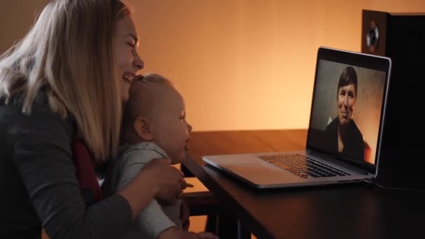 Зв'язок через відеозв'язок з родичами на ноутбуці — стокове відео