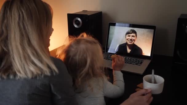 Communicatie via videoverbinding met familieleden tijdens de quarantaine — Stockvideo