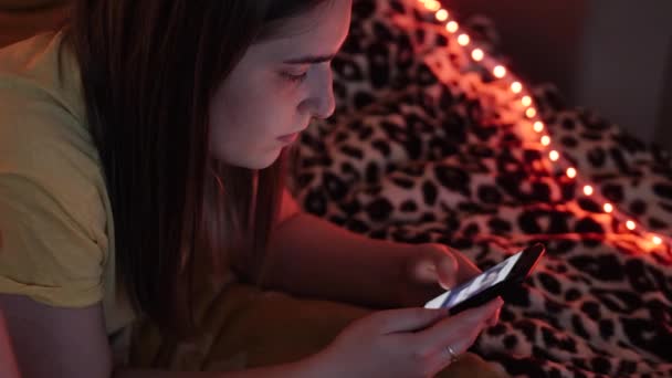 Mujer joven mirando las redes sociales de teléfonos inteligentes primer plano — Vídeos de Stock