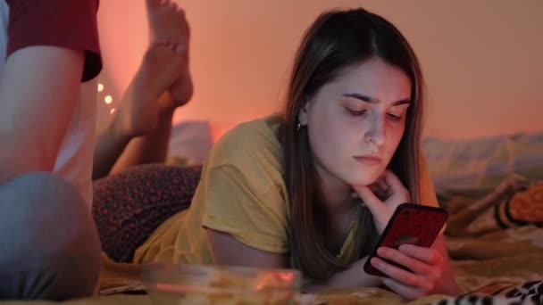 Jeune femme regardant les réseaux sociaux smartphone — Video