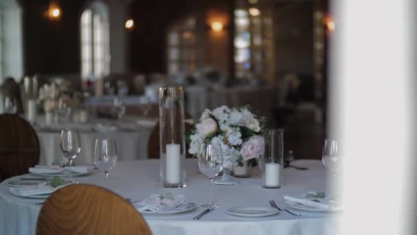 Подача посуду на столі на весіллі Банкет з квітковою композицією — стокове відео
