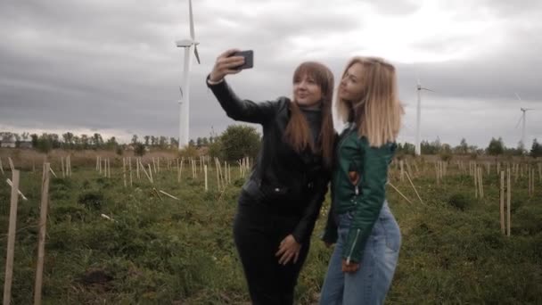 İki kız arkadaş dışarıda selfie çekiyor. — Stok video