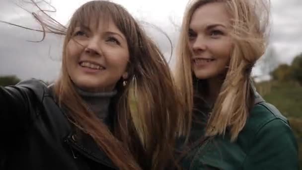 Portrait de deux femmes font selfie gros plan dans le vent avec des cheveux en développement — Video