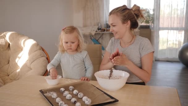 Matka i córka przygotowują ciasteczka w kuchni — Wideo stockowe