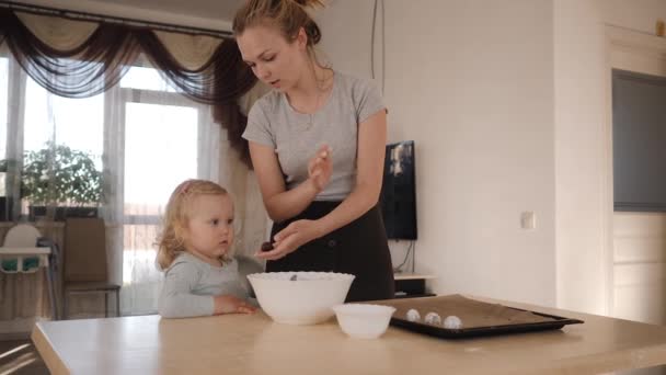 Matka i córka przygotowują ciasteczka w kuchni — Wideo stockowe