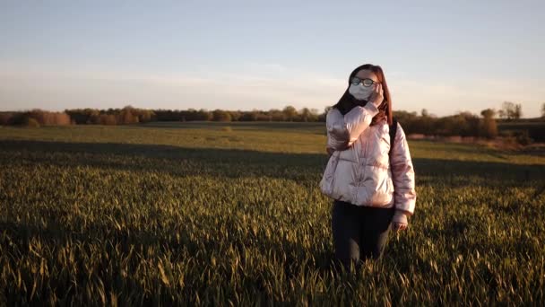 Una mujer toma máscara de protección médica después de la cuarentena — Vídeo de stock