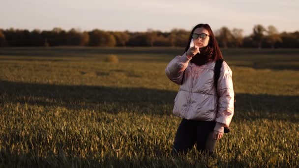 Una donna prende una maschera protettiva medica dopo la quarantena — Video Stock