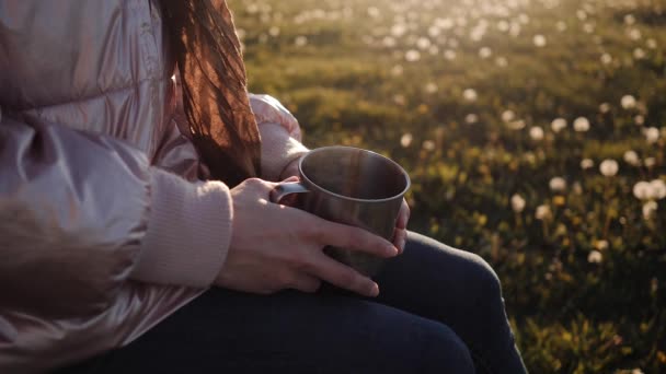 眼鏡をかけた若い女性は屋外で熱いお茶を楽しむ — ストック動画