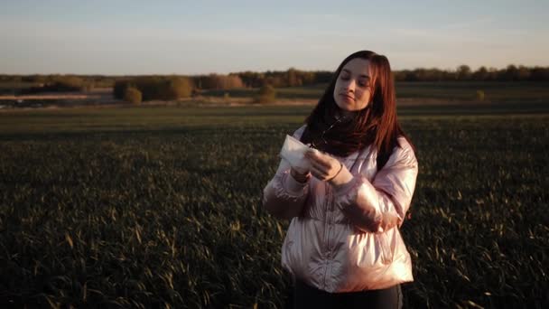 Een vrouw neemt een medisch beschermend masker na quarantaine — Stockvideo