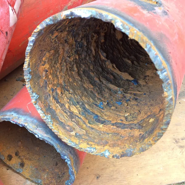 Красный трубопроводный лом противопожарной защиты, горячая рубка . — стоковое фото