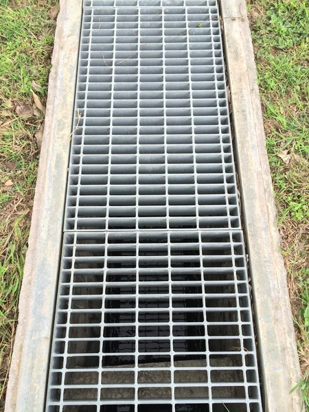 Couvercle de grille pour le drainage pluvial de l'industrie., Couvercle de grille tranchée . — Photo