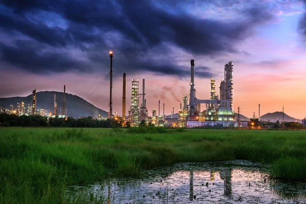 Сумерки нефтеперерабатывающего завода, Маслозавод на утренней сцене . — стоковое фото