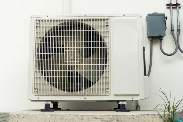 Montaż sprężarki klimatyzacji poza budynek., powietrza — Zdjęcie stockowe