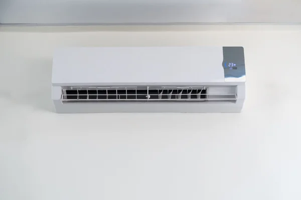 Klimatizace split typ vložit na stěně obývacího pokoje. — Stock fotografie