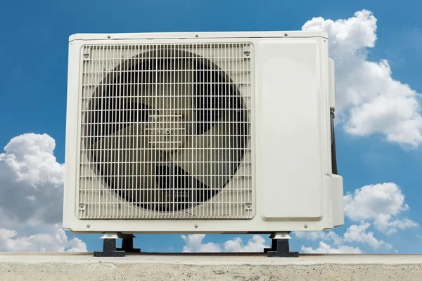 Klimatizace kompresor instalace mimo budovu., vzduch — Stock fotografie