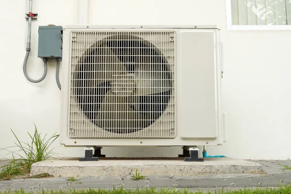 Ar condicionado instalação do compressor fora do edifício., Ar — Fotografia de Stock