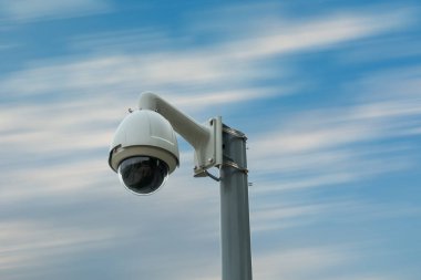 CCTV güvenlik kamera sokak yolda.