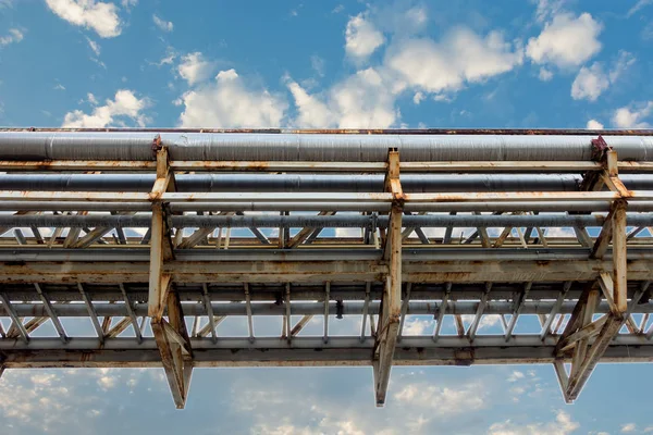 Transmissie pijpleiding op blauwe luchten achtergrond, Pipe Rack. — Stockfoto