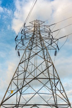 Yüksek gerilim kuleleri gökyüzü arka plan, iletim hattı kule üzerinde