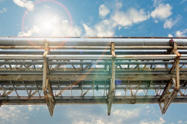 Överföring pipeline på blå himmel bakgrund, Pipe Rack. — Stockfoto