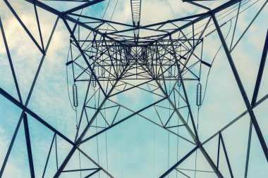 Yüksek gerilim kuleleri gökyüzü arka plan, iletim hattı kule üzerinde