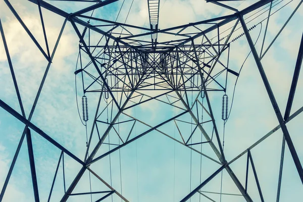 Torres de alto voltaje en el fondo del cielo, torre de línea de transmisión — Foto de Stock