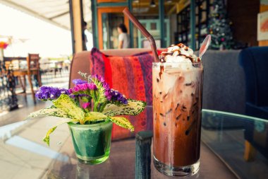 Soğuk kakao ve çikolata restoran zemin üzerine krem şanti