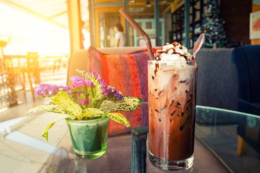 Soğuk kakao ve çikolata restoran zemin üzerine krem şanti.