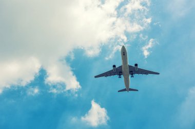 Bulutlar gökyüzü üzerinde uçak yüksek hızlı.