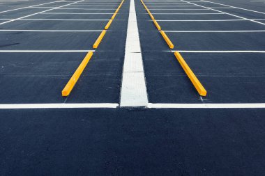Boş araç park yerleri, açık genel otopark.