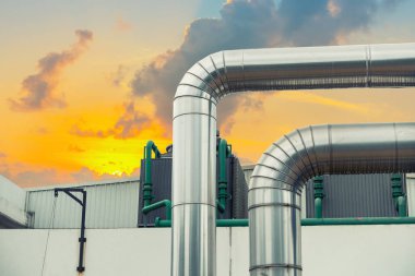 Buhar izolasyon boru hattında köşe.