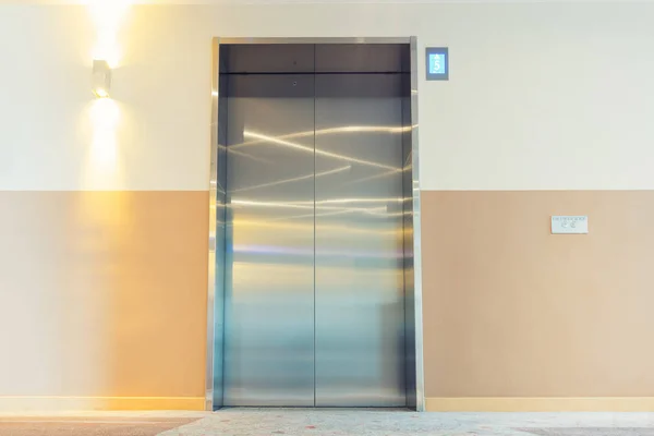 エレベーター インテリア デザイン、モダンなデザインの建物. — ストック写真
