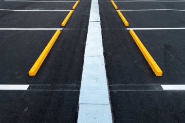 Boş araç park yerleri, açık genel otopark.