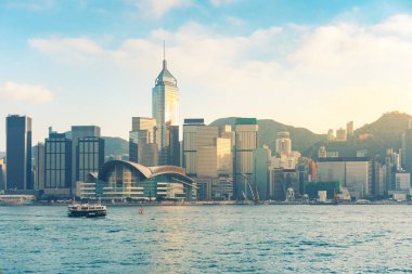 Hong Kong şehir merkezinde gün ışığı vurdu.