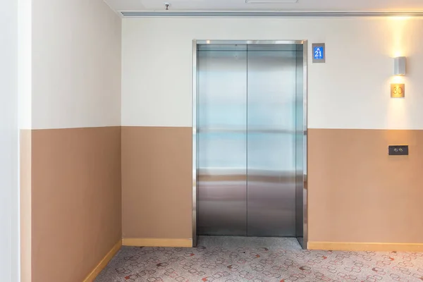 Um elevador projetado interior, design de edifício moderno . — Fotografia de Stock