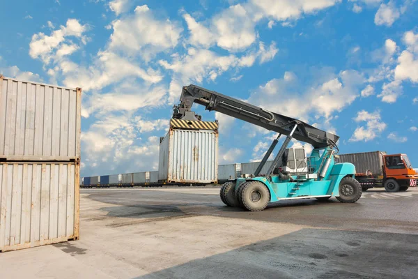 Camión de descarga de contenedores en el patio logístico . — Foto de Stock