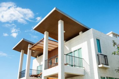 Güneşli bir gün lüks modern ev.