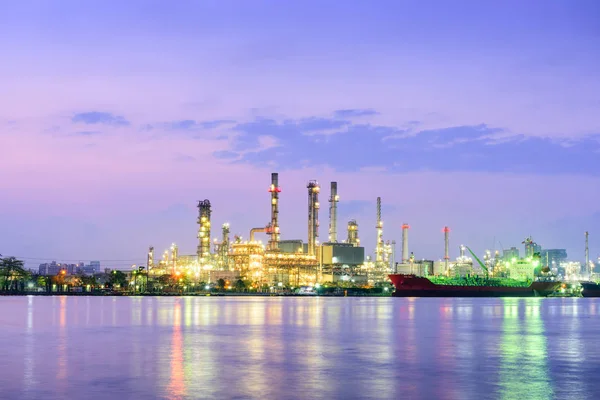 Eine Ölraffinerie-Anlage am Sonnenaufgang. — Stockfoto