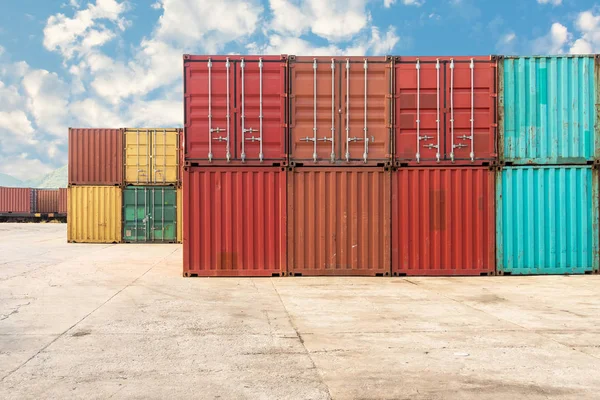 Hantering stack av container frakt gård. — Stockfoto