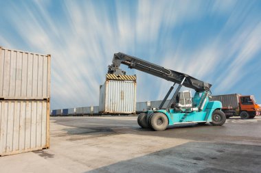 Ağır konteyner nakliye bahçede.