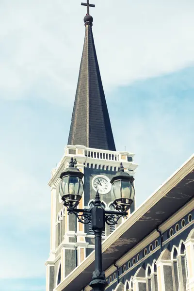 教堂外观和交叉的尖塔. — 图库照片