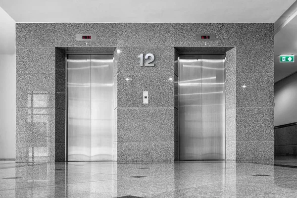 Moderne lift en graniet tegels., interieur — Stockfoto