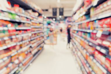 Süpermarket iç ve depolama raf bulanıklık sahnede.