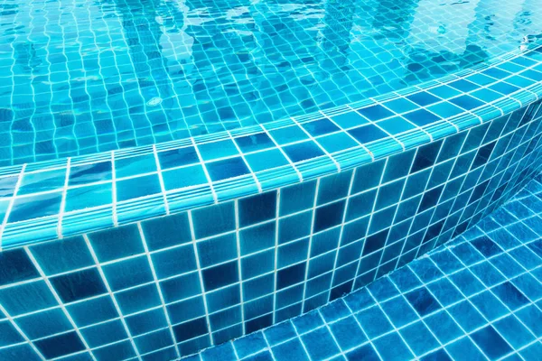 Keramikfliese des Swimmingpools mit Wasserreflexion. — Stockfoto